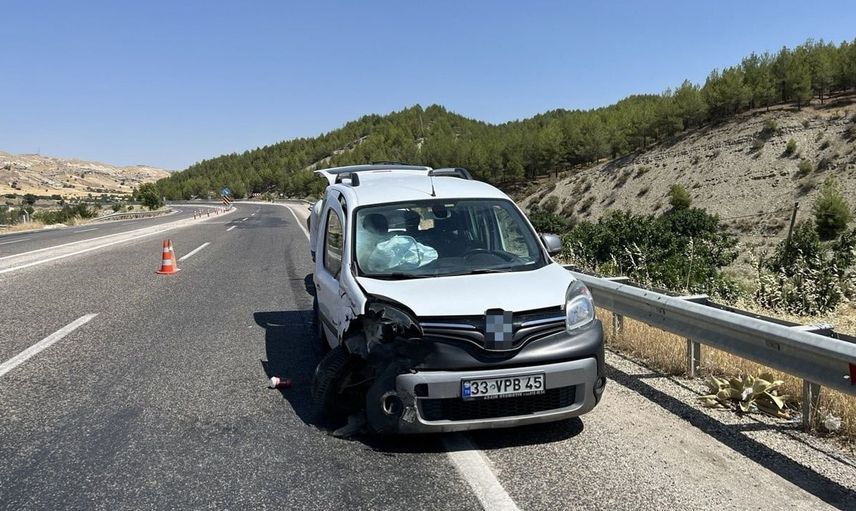 Adıyaman'da hafif ticari araç ile otomobil çarpıştı, 5 kişi yaralandı