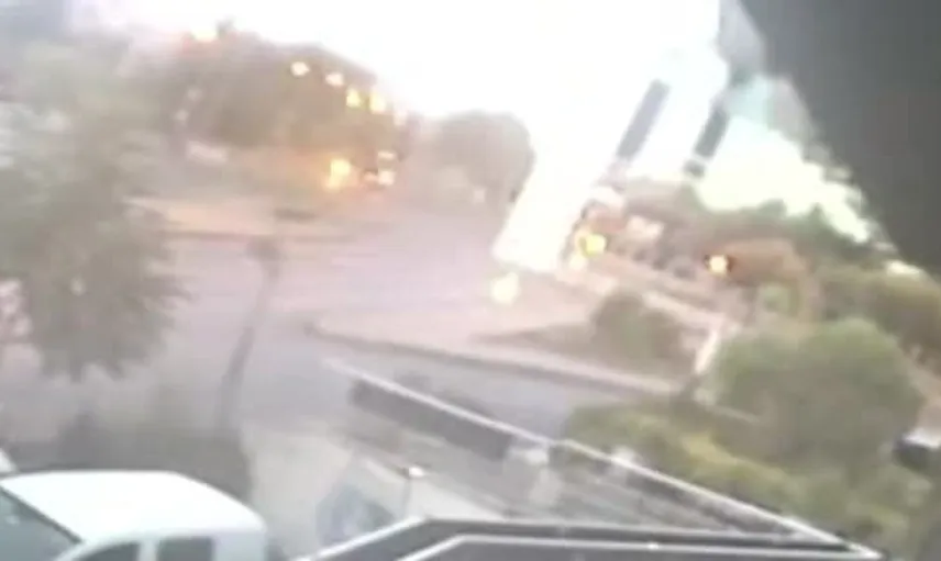 Beylikdüzü’nde kırmızı ışıkta kaza: Kamyon devrildi, anlar kamerada