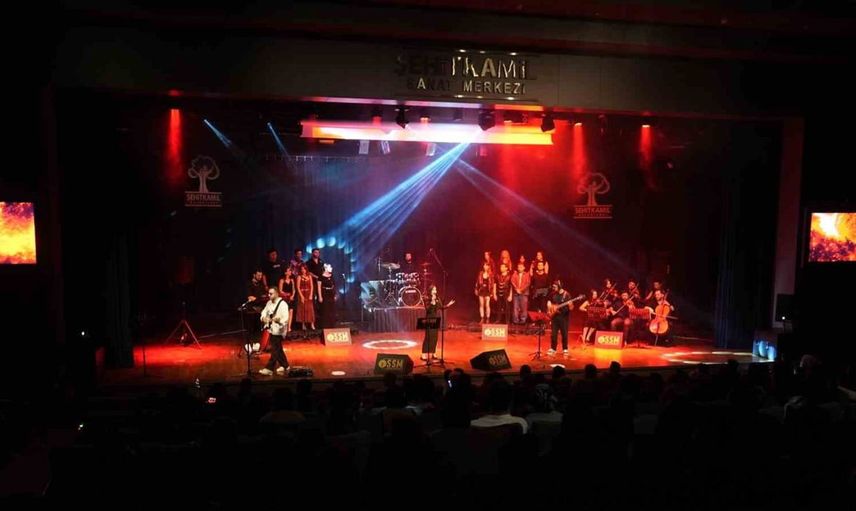 Şehitkamil'de genç yeteneklerin pop-rock konseri dinleyicileri büyüledi