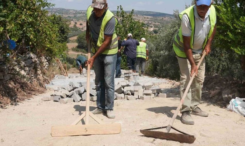 Tarsus'ta kırsal mahallelerde ulaşım için yenileme çalışmaları sürüyor