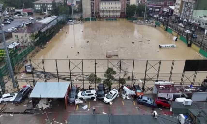 Sarıyer'de ani sel baskını: Evler su altında kaldı, araçlar kullanılamaz hale geldi