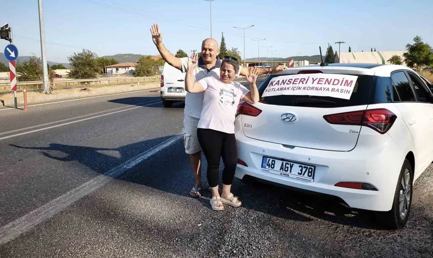 Kanserle mücadele eden kadın, zaferini şehir turuyla kutladı