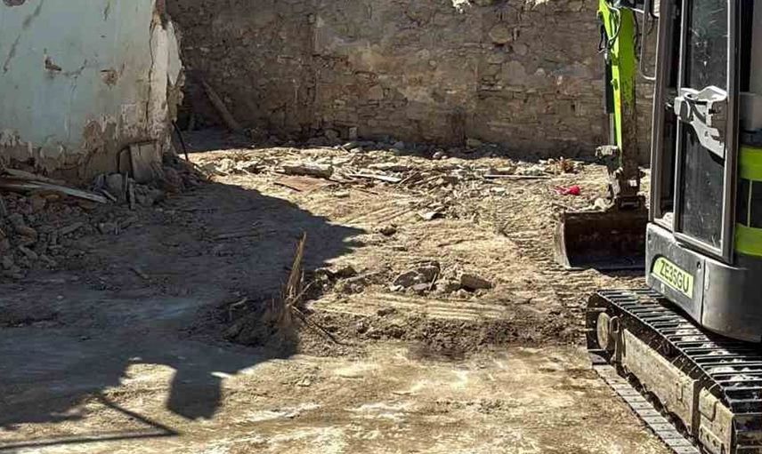 Burdur'da can güvenliğini tehdit eden bina kontrollü şekilde yıkıldı