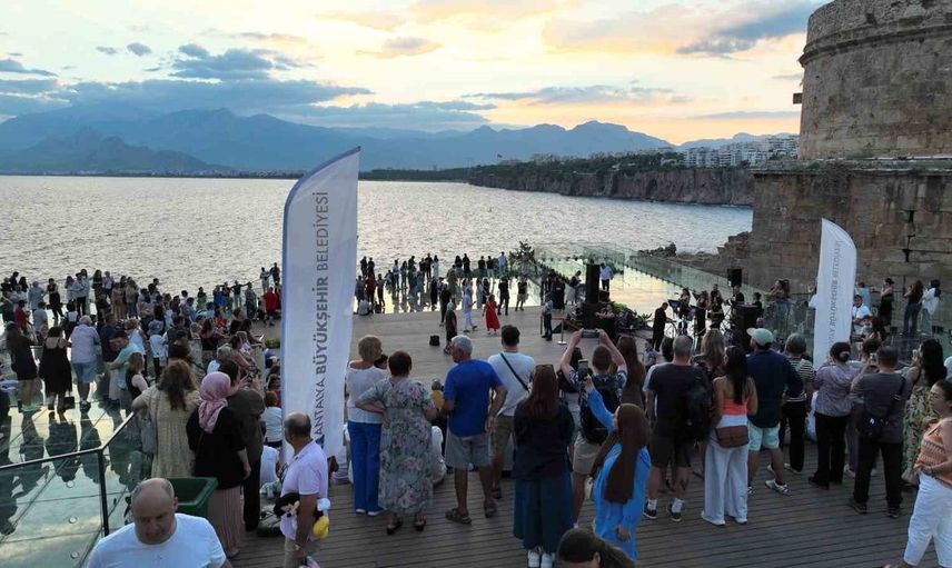 Antalya'da güneşin batışıyla birlikte müzik şöleni yaşandı