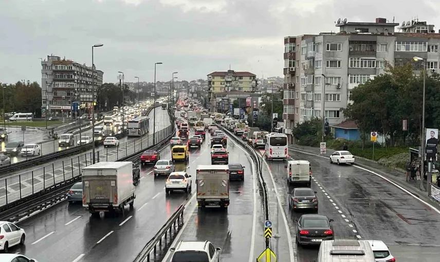 İstanbul'da yağış ve yoğunluk birleşti: Evine gitmek isteyenlerin zorluğu