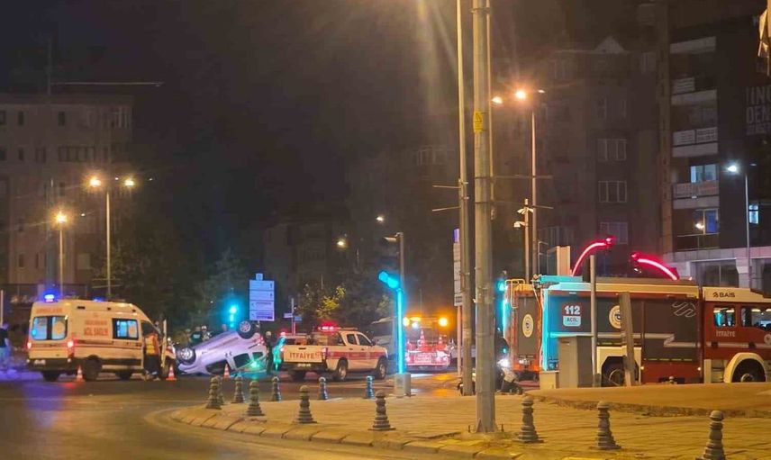 Çorlu'da dönel kavşakta araç takla attı, sürücü olay yerinden kaçtı