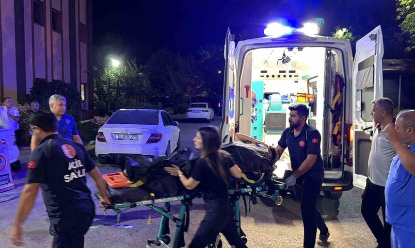 Kaldırımda oturan gence otomobil çarptı: ağır yaralı