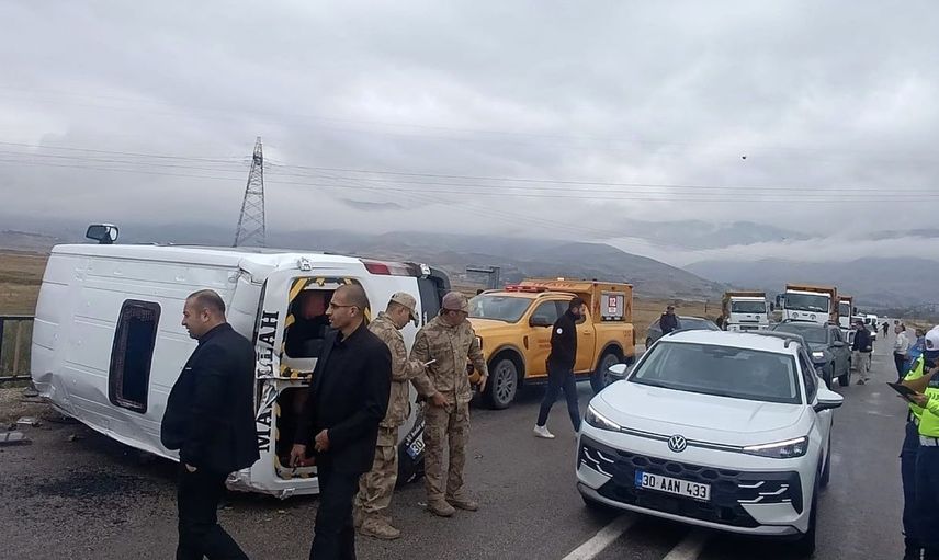 Yüksekova’da okul servisi devrildi, 10 öğrenci yaralandı