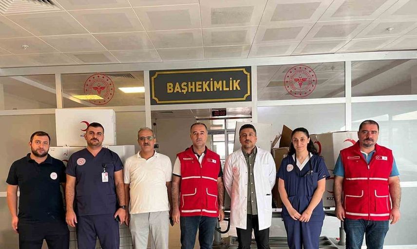 Artuklu Kızılay, hastanede tedavi gören çocuklar için özel giyim yardımı sağladı