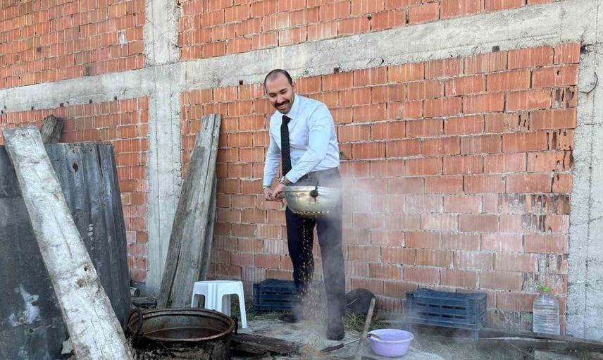 Bolu'da köylülerle birlikte pekmez kaynatan kaymakam, geleneksel üretime destek verdi