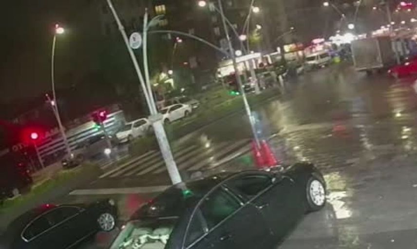 Esenler'de kaygan yol kazası: Motosiklet sürücüsü kamyonetin altına girdi