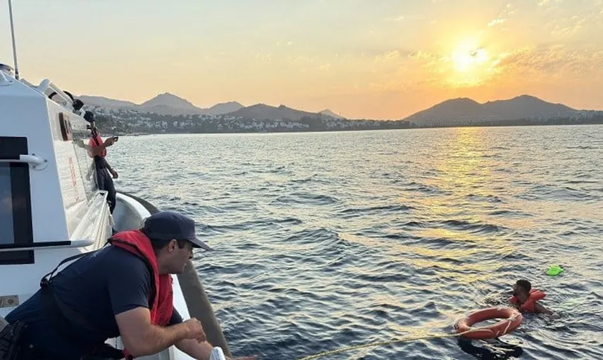 Bodrum açıklarında yüzerek Yunanistan'a geçmeye çalışan göçmen yakalandı