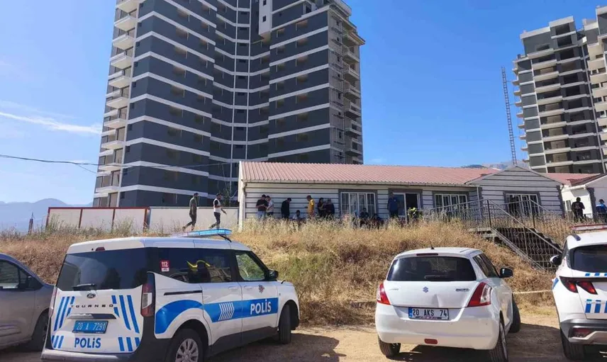 Denizli'de işçiler, ödenmeyen maaşlar için inşaatın çatısına çıktı