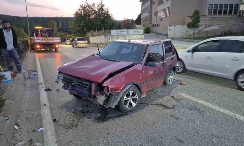 Eskişehir'de direksiyon hakimiyetini kaybeden otomobil aydınlatma direğine çarptı: Sürücü yaralandı