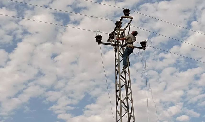 12 metrelik elektrik direğinde akıma kapıldı ve asılı kaldı! Korkutan anlar
