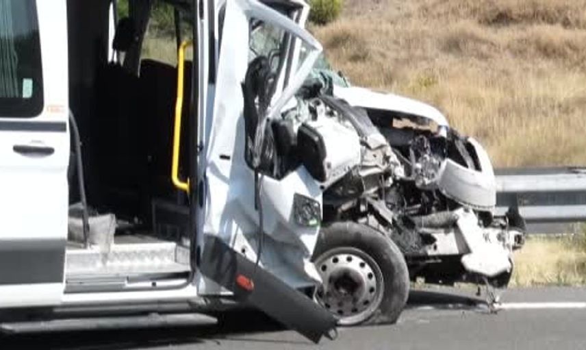 Ankara'da servis aracı ve tır çarpıştı: 1’i ağır 7 yaralı