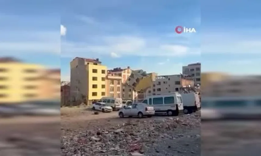 Bayrampaşa'da kentsel dönüşümde dikkat çeken yıkım anları: Bir bina askıda kaldı