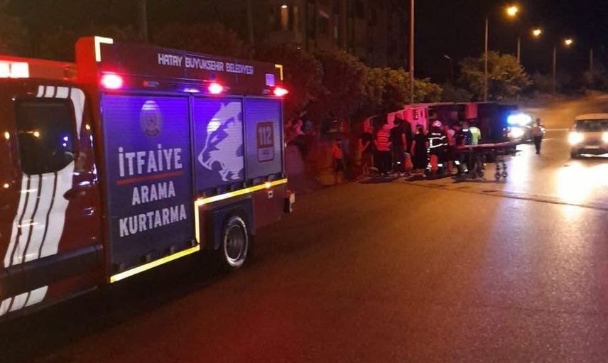 Belen'de devrilen hafriyat kamyonunda sürücü yaralandı