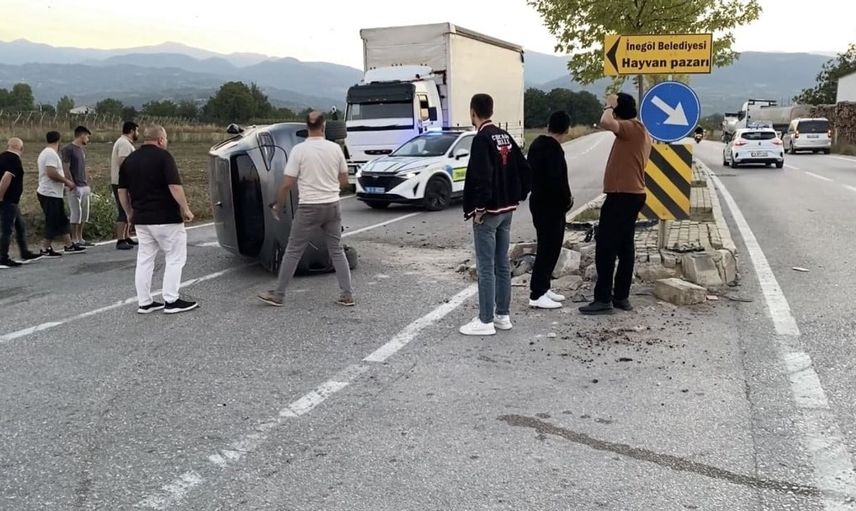 Bursa'da kaza: Ara sokaktan çıkan araca çarpmamak isteyen sürücü refüje daldı