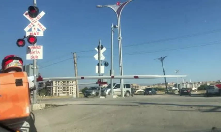 Elazığ'da hemzemin geçitte tehlikeli anlar: bariyerlerin altından geçen araçlar