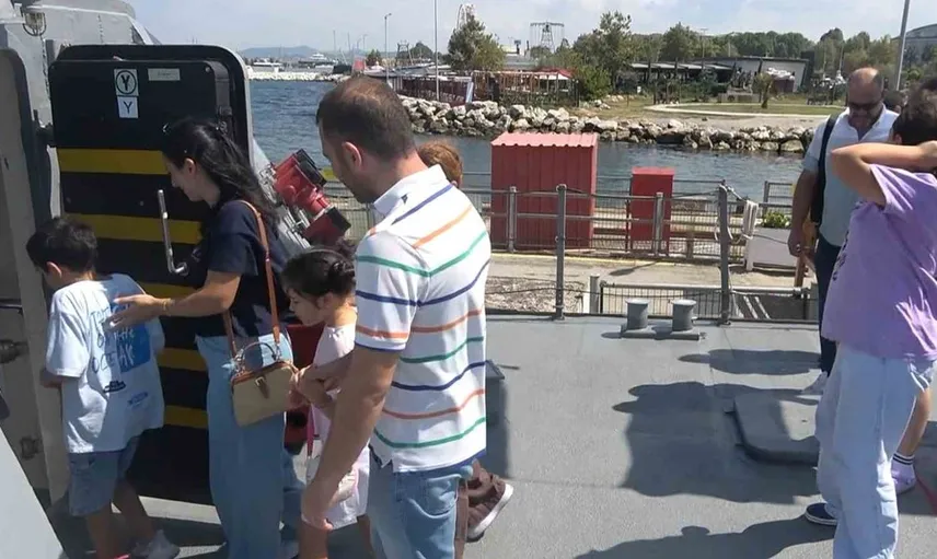 Yalova'da ziyarete açılan TCG Tuzla, vatandaşlar tarafından yoğun ilgiyle karşılandı