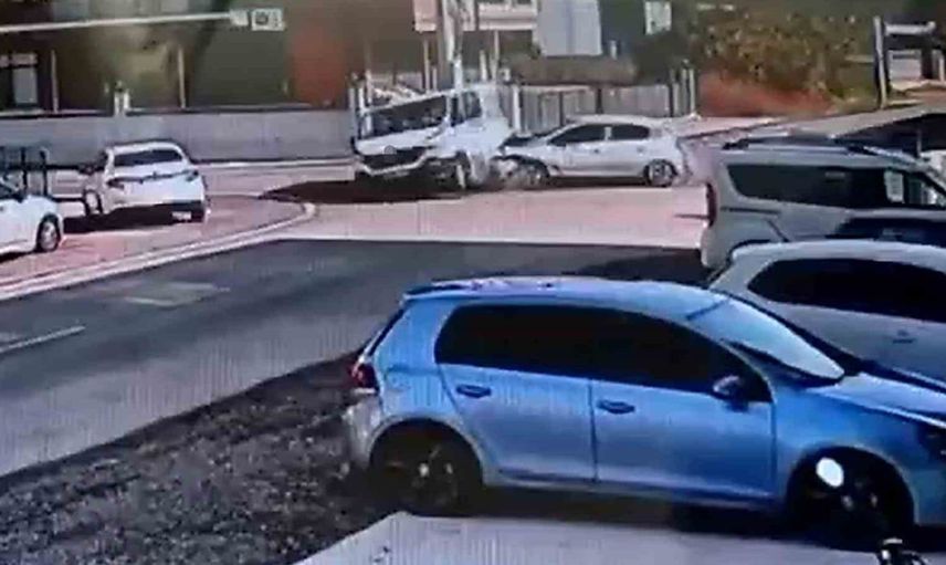 Düzce'de otomobilin minibüse çarpıp park halindeki araca çıkma anı güvenlik kamerasında
