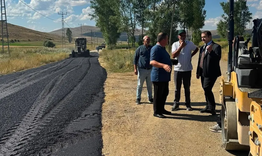 Demirözü kaymakamı, vatandaşlarla buluştu ve yol çalışmalarını inceledi
