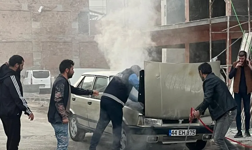 Battalgazi'de bir araçta çıkan yangına zabıta ekipleri anında müdahale etti