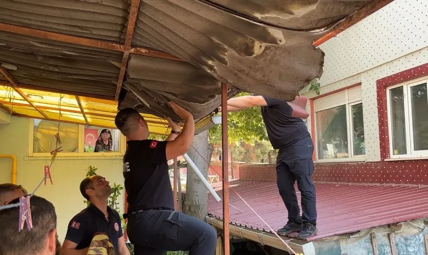 Edirne’de çatıda tehdit oluşturan şahıs güvenli şekilde indirildi