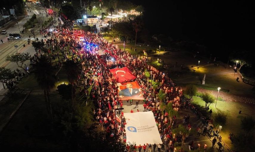 Antalya'da Cumhuriyet coşkusu: 400 metrelik bayrakla fener alayı yapıldı