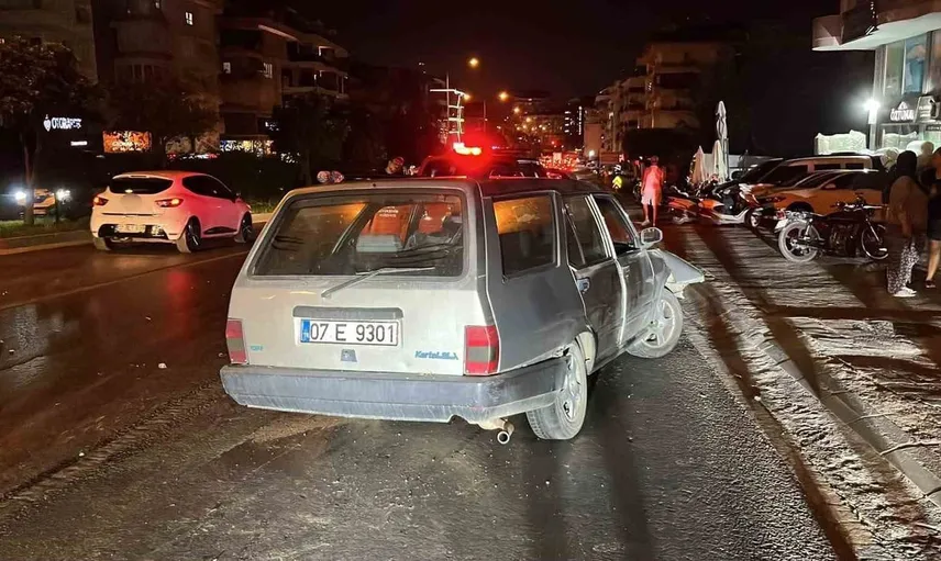 Alanya'da direksiyon hakimiyetini kaybeden sürücü 3 araca çarptı