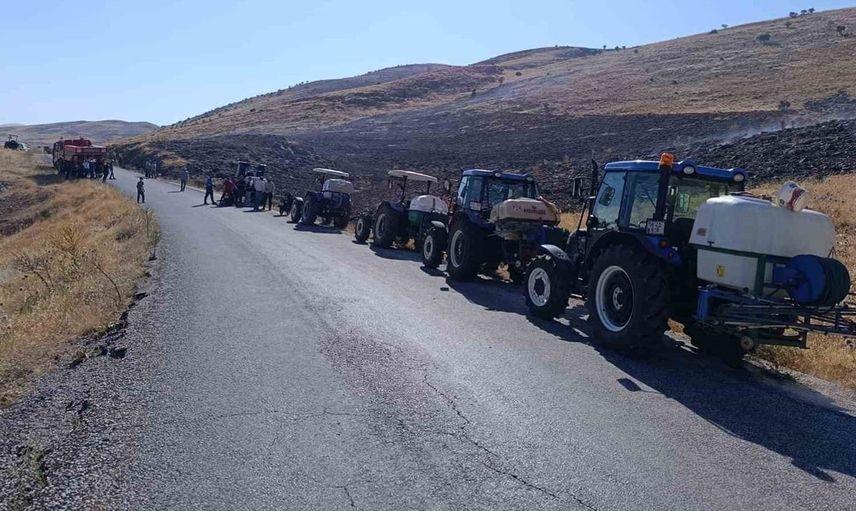 Doğanşehir'de çıkan anız yangınına köylüler traktörleriyle destek verdi