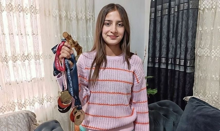 13 yaşındaki Emine Elif sırıkla atlamada Türkiye rekoru kırdı