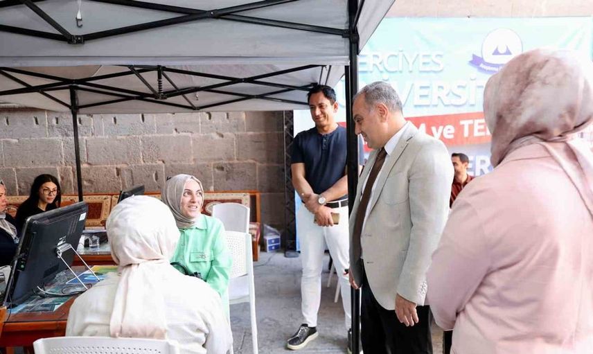 Rektör Prof. Dr. Fatih Altun, tercih danışmanlığı standında öğrenciler ile buluştu