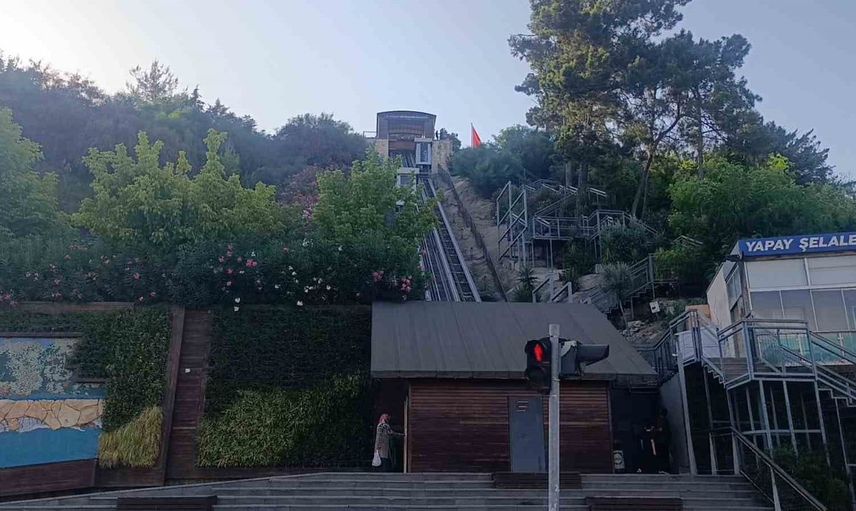 Antalya'da asansör arızası: 5'i turist 11 kişi mahsur kaldı