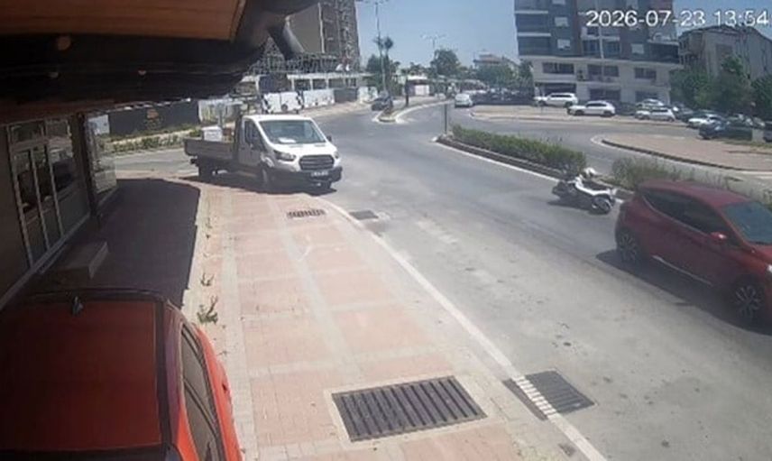 Motosiklet sürücüsü otomobile çarpmamak için manevra yaptı, kaza sonucu yaralandı