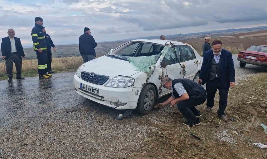 Çorum'da otomobil devrildi, iki kişi yaralandı