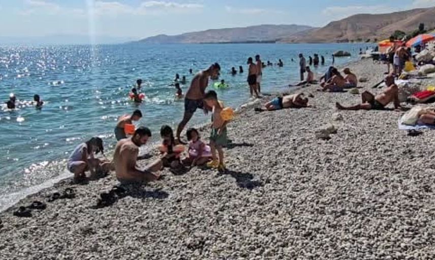 Adilcevaz plajlarında yaz heyecanı: Van Gölü'nün eşsiz güzelliği