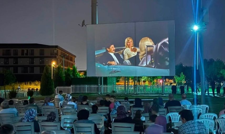 Kartepe'de yaz akşamı nostaljisi: açık hava sinema geceleri