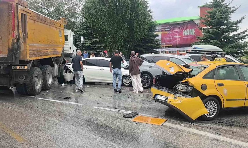 Erzurum'da zincirleme trafik kazası: 10 araç karıştı, 5 yaralı
