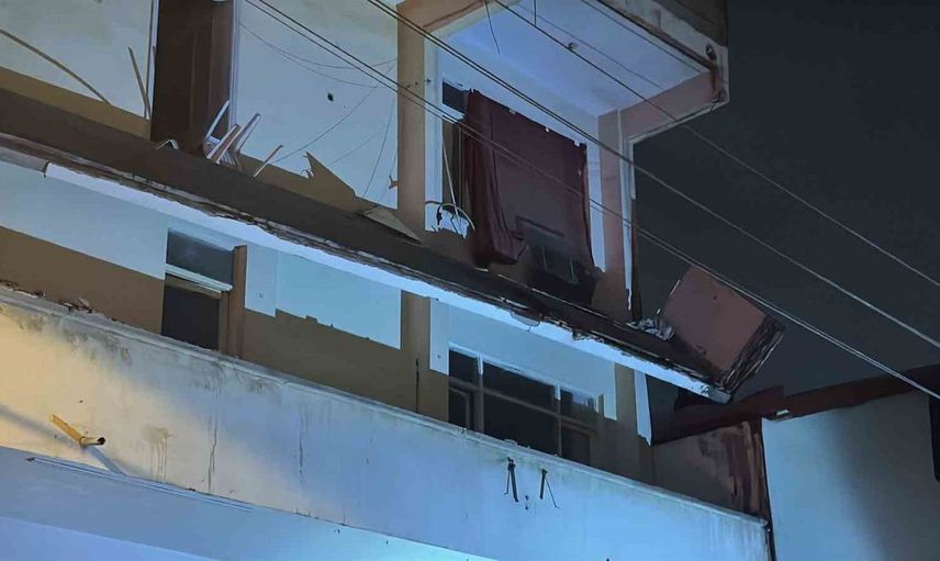 Darıca'da boşaltılan binanın balkonu çöktü: Komşu bina tahliye edildi