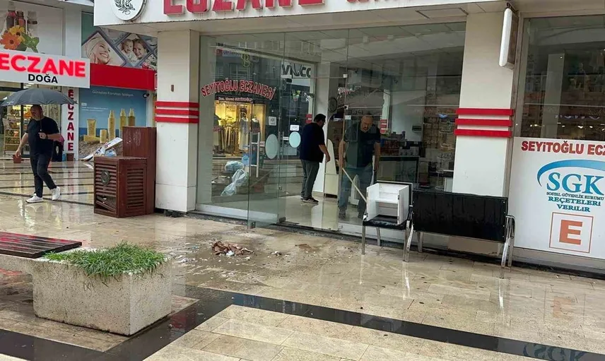 Fatsalı vatandaşları zor durumda bırakan sağanak: Su baskınları kentte hayatı durma noktasına getirdi