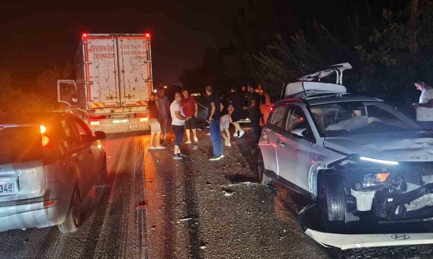 Antalya'da korkutan trafik kazası: 4 araç çarpıştı, 2 yaralı
