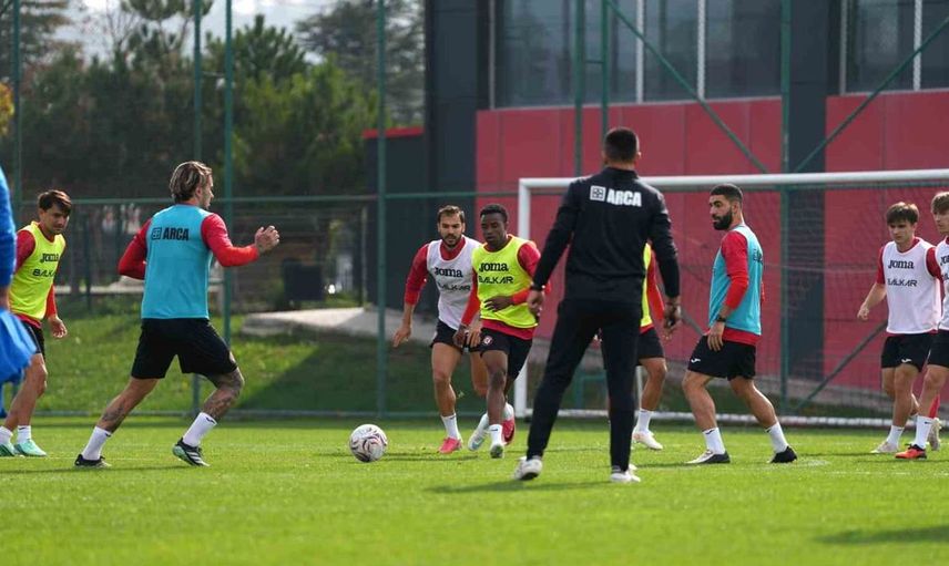 Çorum FK, Erzurumspor maçına hazırlanıyor: bayrak açarak poz verdiler