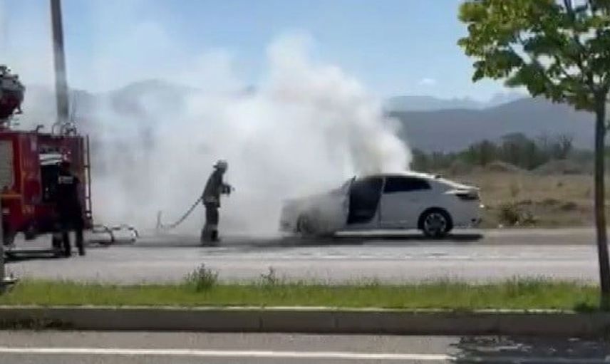 Erzincan'da bakımda olan otomobil yolculuk sırasında alev aldı