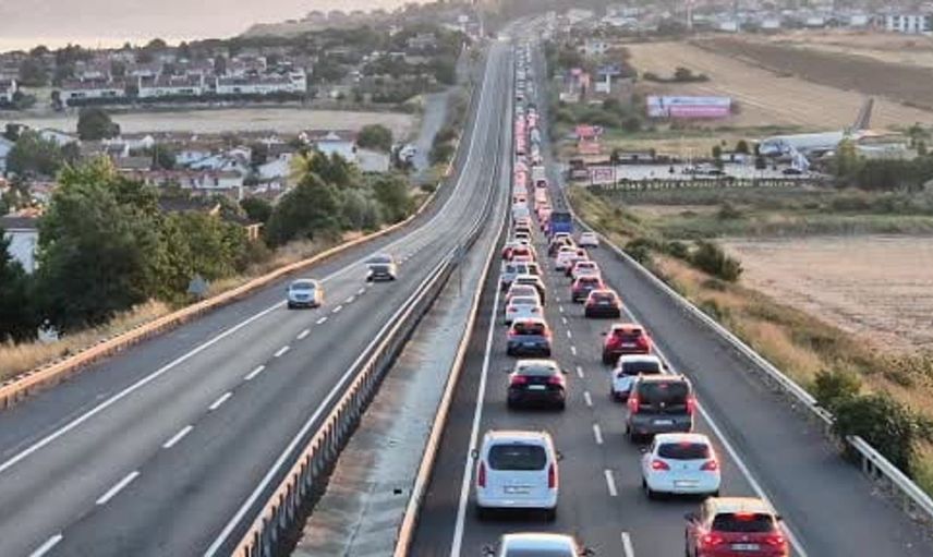 Tatilcilerin akını İstanbul-Tekirdağ yolunu felç etti