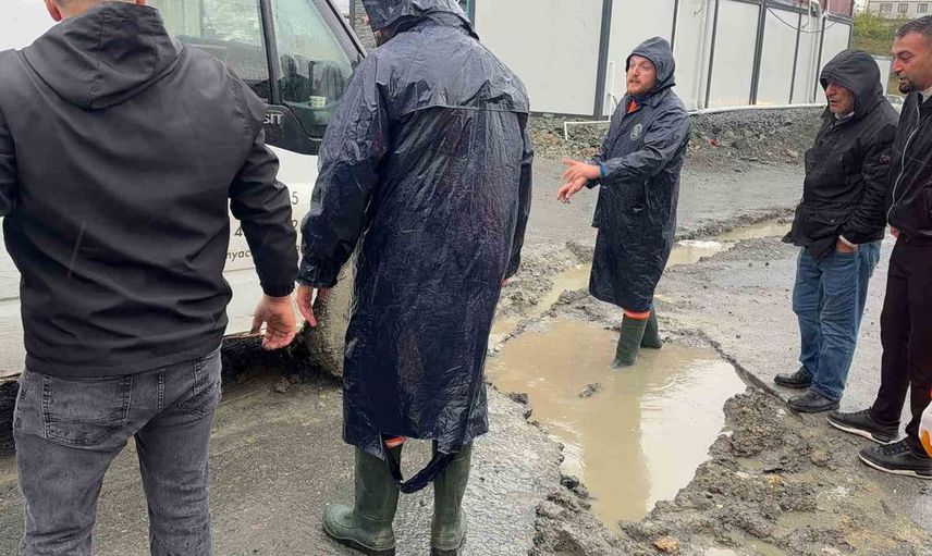 Arnavutköy'de yoğun yağmur sonrası yol çökmesi: hafif ticari araç sıkıştı