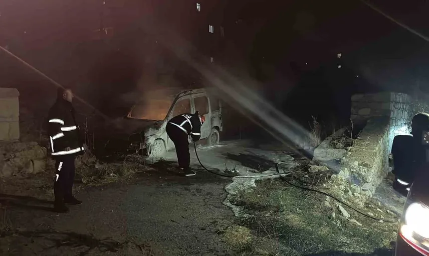 Niğde'de park halindeki hafif ticari araç yangında küle döndü