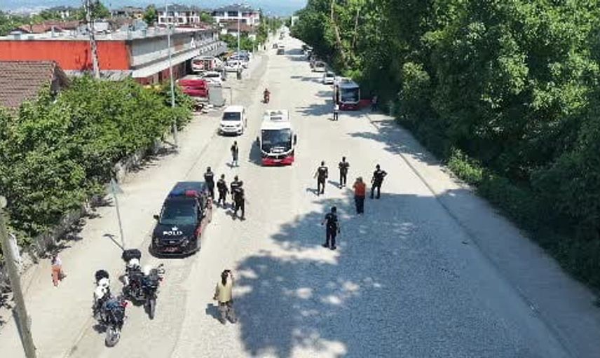 Tatbikatta korkan çocuklara polis şefkati