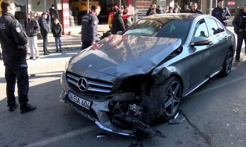 14 Yaşında Olan Çocuk Lüks Otomobille Kazaya Karıştı